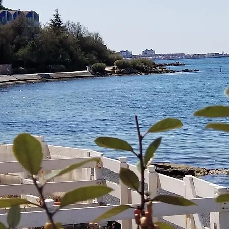 Apartment T2: Beachfront Comfort With Ac *
